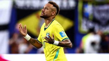 Neymar Jr emocionado al ingresar a la grama.