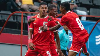 Reynaldo Graham celebrando su gol.