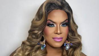 Britany cuenta con 20 años de trayectoria como artista drag, consolidando su experiencia y presencia en la escena.