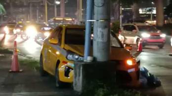 El automóvil terminó contra un poste tras la presunta emergencia médica sufrida por el conductor.