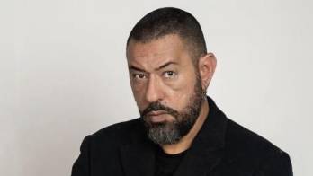 Jaime Newball se ha consolidado como uno de los actores panameños más versátiles, llevando su talento desde los escenarios locales hasta producciones internacionales.