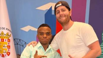 Randy junto al alcalde Mayer Mizrachi tras concretar una oportunidad laboral que nació de un mensaje viral en redes sociales.