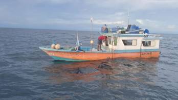 Tres tripulantes quedaron a la deriva en alta mar debido a desperfectos mecánicos en su embarcación.