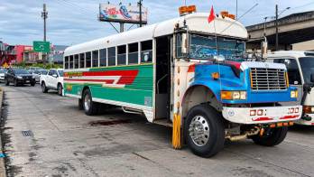 El accidente ocurrió en la rotonda de Los Cuatro Altos e involucró a un bus de la ruta Colón-Buena Vista.