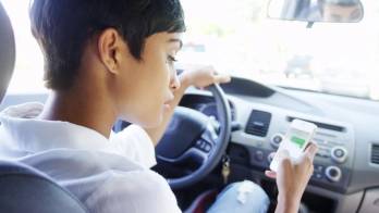 Las autoridades reconocen que revisar el teléfono mientras se está en tranque o en movimiento se ha convertido en una peligrosa costumbre.