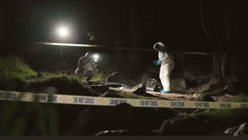 Encontraron el cuerpo en el patio de su casa, estaba rodeado de botellas de lícor.