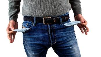 Imagen ilustrativa de una persona que muestra graficamente como se ha quedado sin recursos.