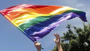 Un hombre agita una bandera LGBTI en Colombia.