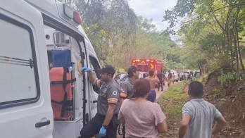 Unidades del Cuerpo de Bomberos y del SUME 9-1-1 atendieron a los estudiantes y coordinaron el traslado al centro hospitalario.