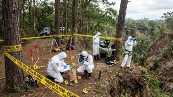 El cuerpo fue localizado en un área boscosa y trasladado para los exámenes forenses correspondientes.