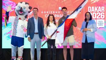 Julieta Escobar y Raúl Antadilla, junto al director de Pandeportes, Miguel Ordoñez y la presidenta del COP, Damaris Young.