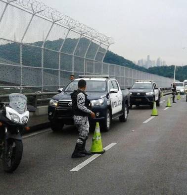 Se cansó de ser boleteado y amenazó con saltar del Puente de Las Américas
