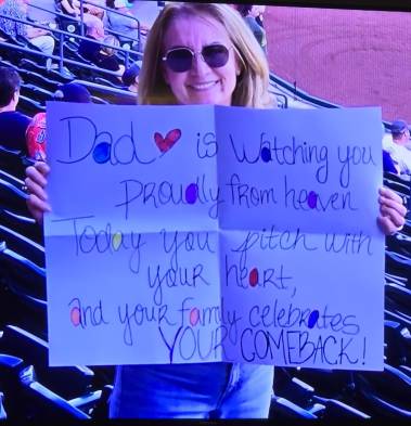 Su mamá Xiomara apoyándolo en el estadio y con esta pancarta.