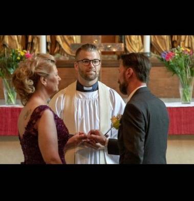 Oskar, el cura de 35 años que combina la religión con el crossfit