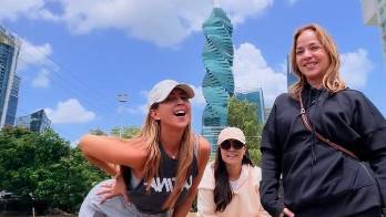 Adamari López, Chiquibaby y Nitzia Chama aprovecharon una escala en Panamá para visitar el Canal y tomarse fotos en el icónico edificio ‘El Tornillo’.