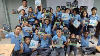Estudiantes de tercer grado de la Escuela La Siesta recibieron los libros ‘La ola’ y ‘El contador de estrellas’ del escritor panameño Leadimiro González.