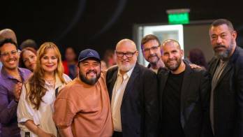 Grandes figuras del teatro nacional se dieron cita para rendir homenaje a Edwin Cedeño, en una noche marcada por la emoción, los aplausos y el reconocimiento a toda una vida sobre las tablas.