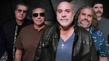 Los 33 lanzan su EP ”El Peso del Tiempo”, un trabajo que homenajea al fallecido Edwin Carrizo.