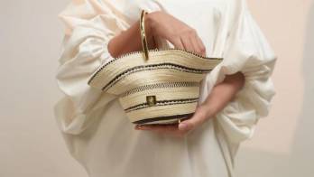 En la colección de la diseñadora Yami Campos destacan dos versiones que combinan artesanía y lujo en un accesorio contemporáneo. Los diseños están valorados en $310 y $395.