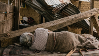 Tras el impacto, sus familiares acudieron de inmediato a socorrerla y la metieron a la casa