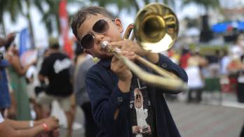Martin Fernández Arboleda toca el trombón durante un tributo al fallecido músico estadounidense Willie Colón.