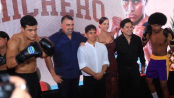 El elenco de ‘Chichero’ desfiló por la alfombra roja durante la premiere de la cinta. Roberto Barrios/El Siglo
