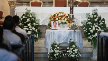 Con honores y profundo pesar familiares y comunicadores sociales despidieron a Félix Barrios en el Santuario Nacional. Luis García/El Siglo