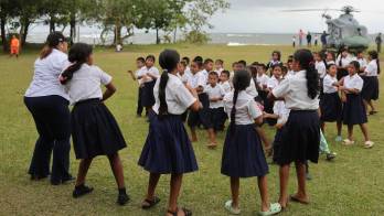 Autoridades inspeccionaron la escuela para conocer sus necesidades tras las inundaciones.