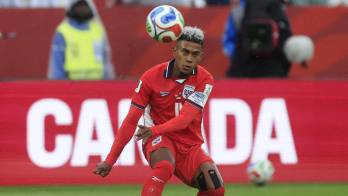 Édgar Yoel Barcenas de Panamá controla el balón.