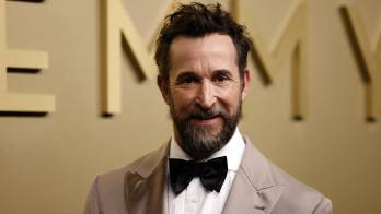 El actor estadounidense Noah Wyle, protagonista de la serie The Pitt, fue elegido por la revista People como el hombre más sexy del mundo en 2026. Agencia/ EFE
