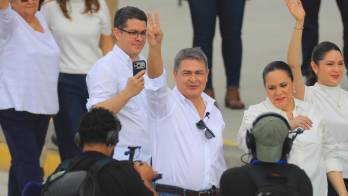 El expresidente hondureño Juan Orlando Hernández (c) (2014-2022) saluda este domingo, a su llegada al Aeropuerto de Palmerola en Comayagua (Honduras).