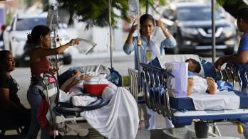 Pacientes del Hospital Aquilino Tejeira, en Penonomé, son atendidos a las afueras del centro médico tras el terremoto que sacudió Panamá. Varios hospitales reportaron afectaciones por el sismo de magnitud 7.5.