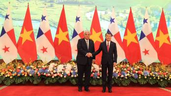 El presidente José Raúl Mulino y el primer ministro vietnamita Le Minh Hung durante su encuentro oficial.