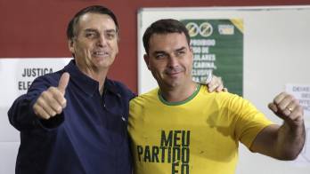 Jair y Flavio Bolsonaro.