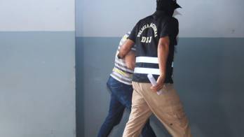 El exdirector bancario fue aprehendido durante un allanamiento realizado el lunes en Condado del Rey.