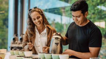 El cultivo del café Geisha es uno de los atractivos turísticos de Panamá, especialmente en las tierras altas de Chiriquí, donde visitantes pueden conocer de cerca la producción de este reconocido grano panameño.