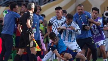 Leandro Paredes (c) de Argentina empuja a Gavi (c-abajo) de España al finalizar el partido.