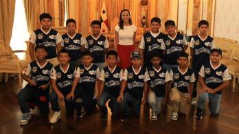 La viceministra Virna Luque con los nños.