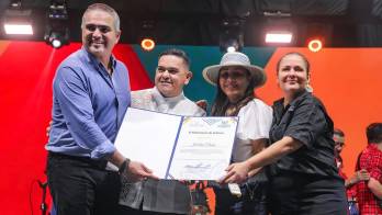 Ayer sábado, el Ministerio de Cultura le entregó a Jhonathan Chávez y a su conjunto el reconocimiento ‘Trayectoria Musical 2026’ por mantener viva la música típica panameña.