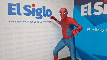 Spider-Man visitó las redacciones de El Siglo y La Estrella de Panamá como parte de la promoción de Spider-Man: Un Nuevo Día.