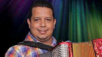 El acordeonista veragüense festejó más de dos décadas de trayectoria junto a su agrupación ‘El Manantial de Amor’.
