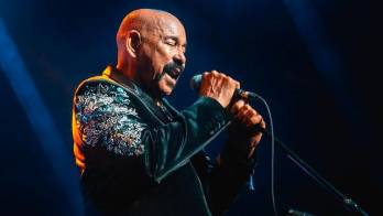 Óscar De León celebra 54 años de carrera musical y lo grita al mundo
