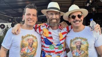 Tiago Pitthan, el hombre que aparece en el centro de la imagen, transformó su propio velorio en una inolvidable fiesta para agradecer el cariño de familiares, amigos y vecinos que han marcado su vida.