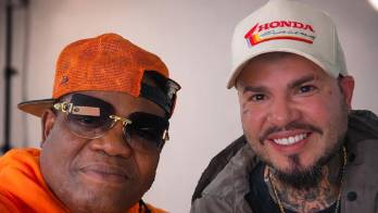 Farruko y Renato unen generaciones para revivir ‘La chica de los ojos café’, recordando al mundo que Panamá es la cuna del regué en español.