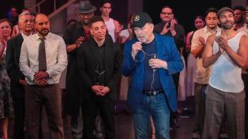 La sorpresa llegó al final de ‘Maestra Vida, El Musical’, durante el homenaje por los 50 años de trayectoria de Roberto Delgado.