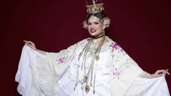 En medio de la polémica, la noche del jueves, Isabella Marie Peralta, reina del Festival Nacional de la Mejorana 2026, recorrió las calles de Guararé luciendo esta pollera de gala veragüense.