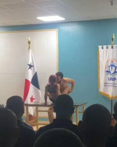 ¡Obra caliente en la UMIP! Se graba escena sexual con bandera nacional y estandarte