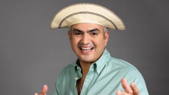 Jhonathan Chávez cuestiona la suspensión de eventos por el terremoto y defiende a los trabajadores del entretenimiento.