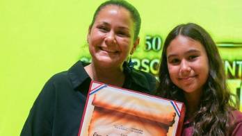 La viceministra de Cultura, Arianne Benedetti, entregó parte de los premios a las niñas ganadoras del Concurso de Cuento Infantil Medio Pollito.