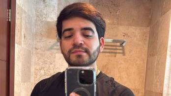 El influencer transmitía en vivo junto a dos amigos cuando fue sorprendido por hombres armados.